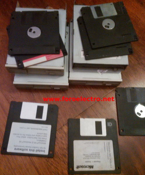 Diskettes encima de varias disketteras
